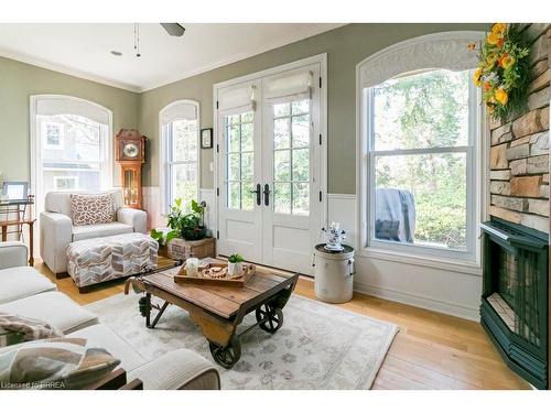 232 Grand River Street N, Paris, ON - Indoor Photo Showing Living Room