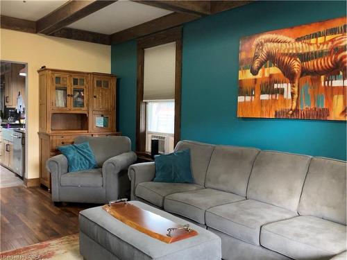 41 Capron Street, Paris, ON - Indoor Photo Showing Living Room