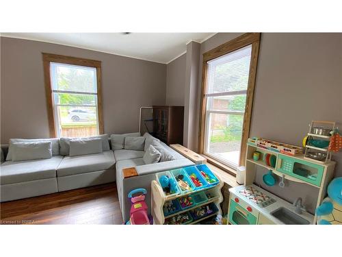 41 Capron Street, Paris, ON - Indoor Photo Showing Living Room