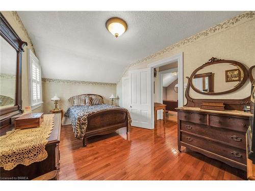 13 Philip Street, Brantford, ON - Indoor Photo Showing Bedroom