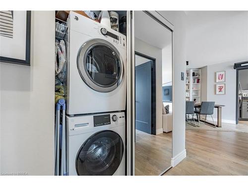 201-25 Maitland Street, Toronto, ON - Indoor Photo Showing Laundry Room