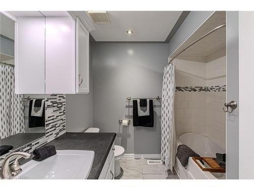 577 Grey Street, Brantford, ON - Indoor Photo Showing Bathroom