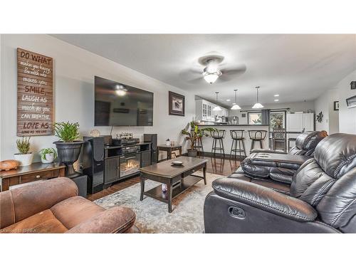 45 Brewster Way, Brantford, ON - Indoor Photo Showing Living Room