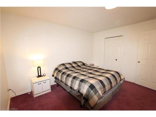 17-20 Courtland Drive, Brantford, ON - Indoor Photo Showing Bedroom