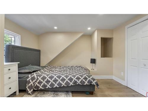 33 Highland Avenue, Hamilton, ON - Indoor Photo Showing Bedroom