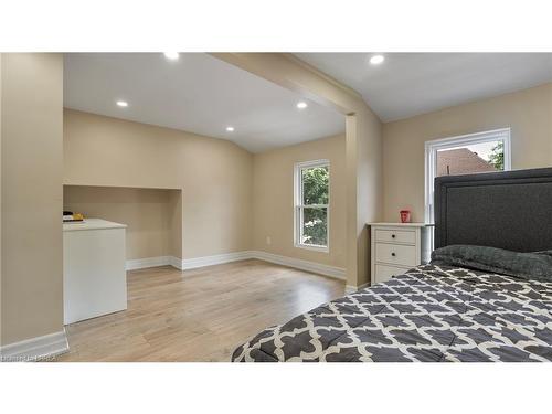 33 Highland Avenue, Hamilton, ON - Indoor Photo Showing Bedroom