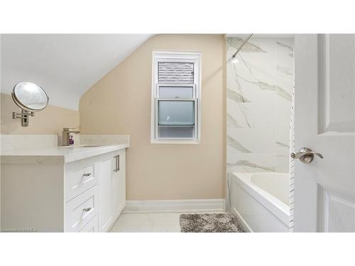 33 Highland Avenue, Hamilton, ON - Indoor Photo Showing Bathroom