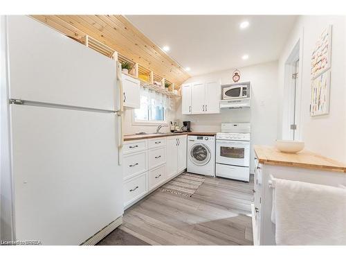 9296 Beachwood Road, Collingwood, ON - Indoor Photo Showing Kitchen