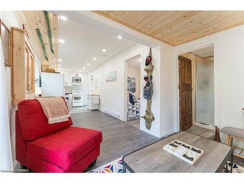 9296 Beachwood Road, Collingwood, ON - Indoor Photo Showing Living Room