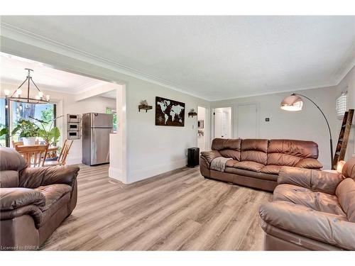 587 Mount Pleasant Road, Brantford, ON - Indoor Photo Showing Living Room