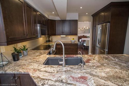 15 Pinto Court, Brantford, ON - Indoor Photo Showing Kitchen With Double Sink With Upgraded Kitchen