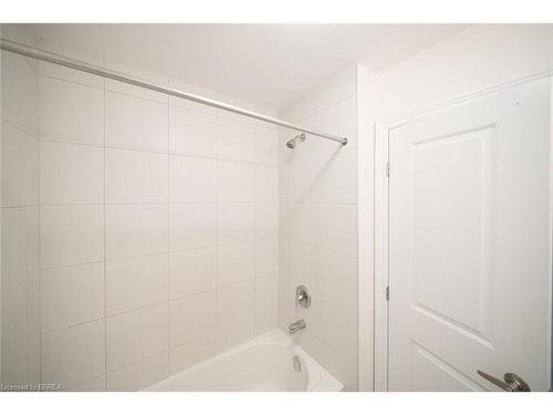 169-77 Diana Avenue, Brantford, ON - Indoor Photo Showing Bathroom