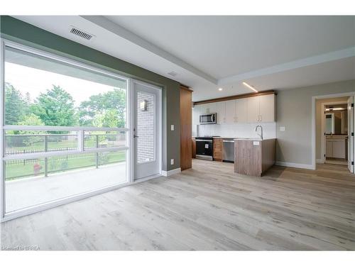 110-34 Norman Street, Brantford, ON - Indoor Photo Showing Kitchen