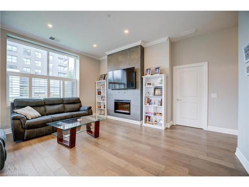 115-1878 Gordon Street, Guelph, ON - Indoor Photo Showing Living Room With Fireplace