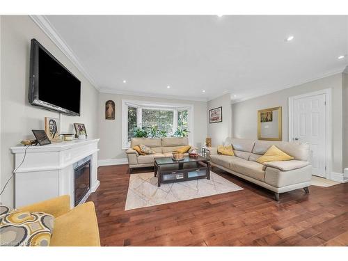 2086 Hixon Street, Oakville, ON - Indoor Photo Showing Living Room