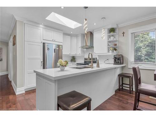 2086 Hixon Street, Oakville, ON - Indoor Photo Showing Kitchen With Upgraded Kitchen