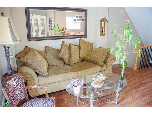 1370 Treeland Street, Burlington, ON - Indoor Photo Showing Living Room