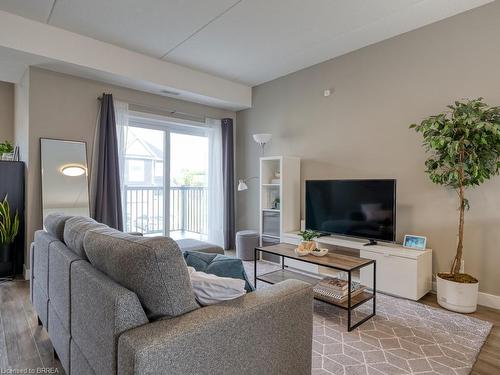 E12-439 Athlone Avenue, Woodstock, ON - Indoor Photo Showing Living Room