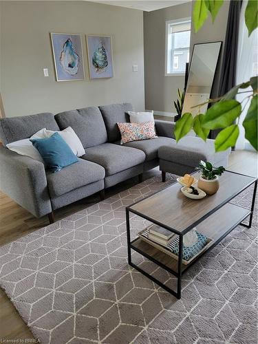 E12-439 Athlone Avenue, Woodstock, ON - Indoor Photo Showing Living Room