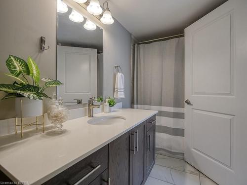 E12-439 Athlone Avenue, Woodstock, ON - Indoor Photo Showing Bathroom