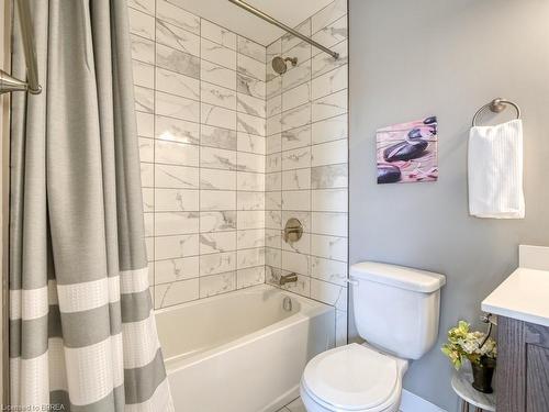 E12-439 Athlone Avenue, Woodstock, ON - Indoor Photo Showing Bathroom