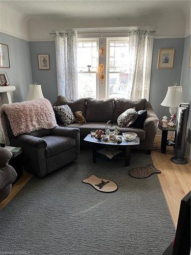 10 Hart Street, Brantford, ON - Indoor Photo Showing Living Room