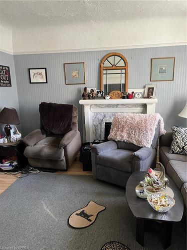 10 Hart Street, Brantford, ON - Indoor Photo Showing Living Room