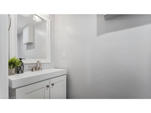 5-7 Southside Place, Hamilton, ON - Indoor Photo Showing Bathroom