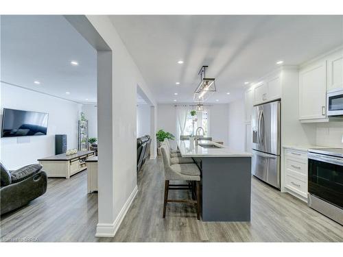 101 Thames Way, Hamilton, ON - Indoor Photo Showing Kitchen With Upgraded Kitchen