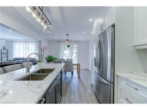 101 Thames Way, Hamilton, ON - Indoor Photo Showing Kitchen With Double Sink With Upgraded Kitchen