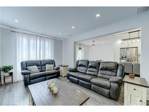 101 Thames Way, Hamilton, ON - Indoor Photo Showing Living Room