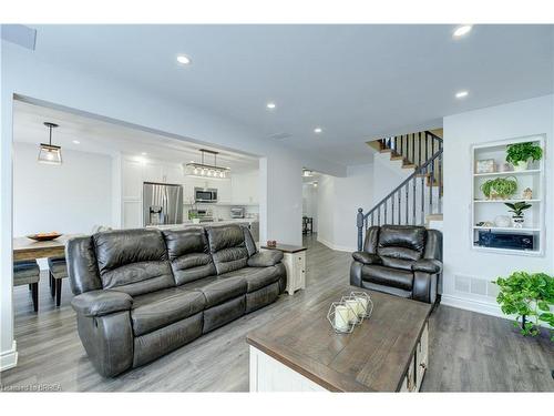 101 Thames Way, Hamilton, ON - Indoor Photo Showing Living Room