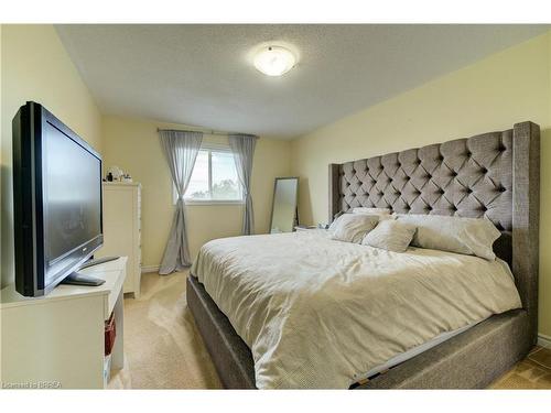 101 Thames Way, Hamilton, ON - Indoor Photo Showing Bedroom