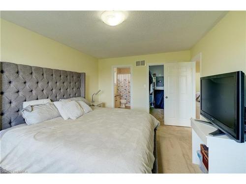 101 Thames Way, Hamilton, ON - Indoor Photo Showing Bedroom