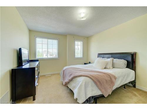 101 Thames Way, Hamilton, ON - Indoor Photo Showing Bedroom