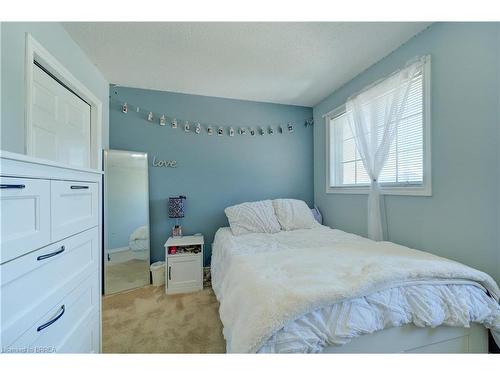 101 Thames Way, Hamilton, ON - Indoor Photo Showing Bedroom