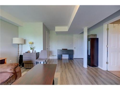 101 Thames Way, Hamilton, ON - Indoor Photo Showing Living Room