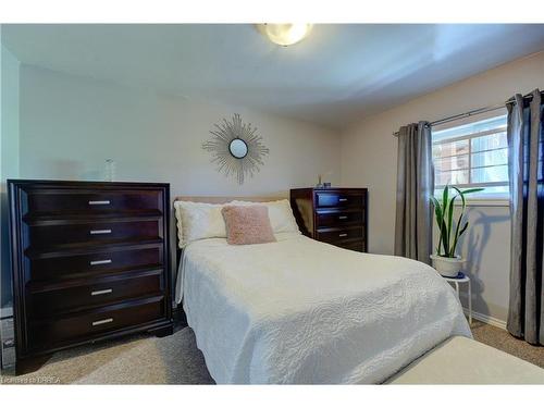 101 Thames Way, Hamilton, ON - Indoor Photo Showing Bedroom