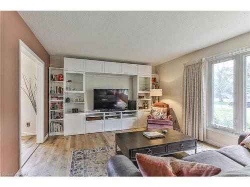 242 Edgewood Drive, Woodstock, ON - Indoor Photo Showing Living Room