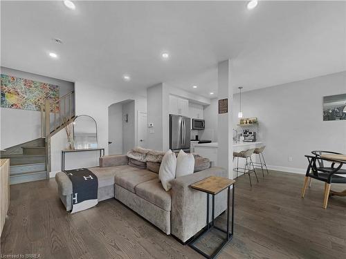 7 Spring Street, Brantford, ON - Indoor Photo Showing Living Room