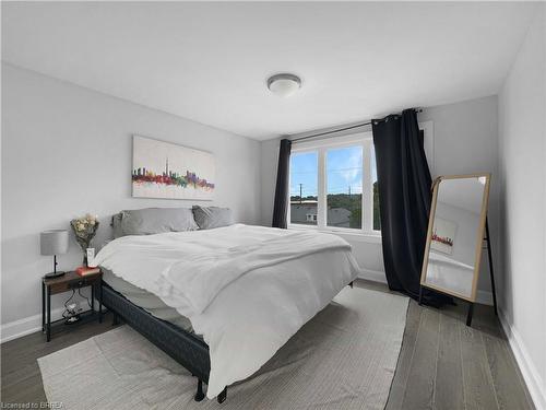 7 Spring Street, Brantford, ON - Indoor Photo Showing Bedroom