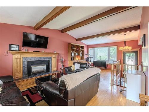 7128 Mcgill Street, Niagara Falls, ON - Indoor Photo Showing Living Room With Fireplace