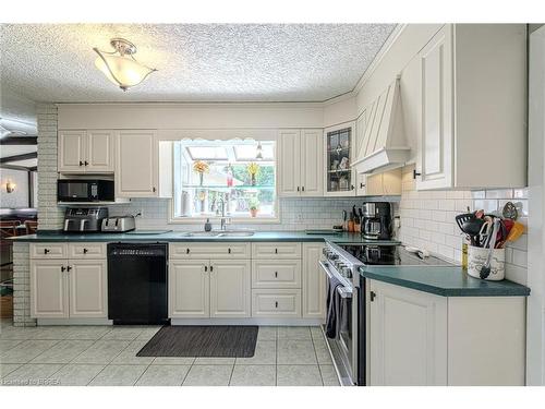 7128 Mcgill Street, Niagara Falls, ON - Indoor Photo Showing Kitchen With Double Sink