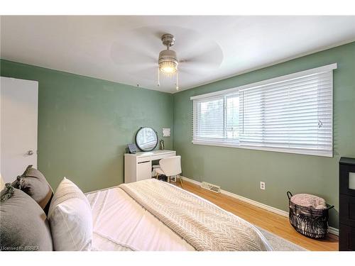 7128 Mcgill Street, Niagara Falls, ON - Indoor Photo Showing Bedroom