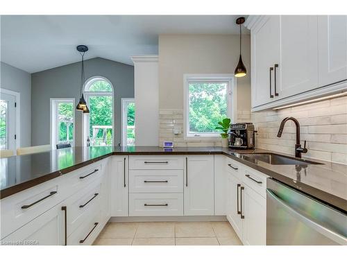 16 Sweetman Drive, Dundas, ON - Indoor Photo Showing Kitchen With Upgraded Kitchen