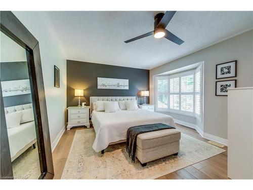 16 Sweetman Drive, Dundas, ON - Indoor Photo Showing Bedroom