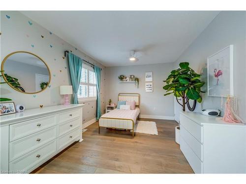 16 Sweetman Drive, Dundas, ON - Indoor Photo Showing Bedroom