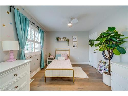 16 Sweetman Drive, Dundas, ON - Indoor Photo Showing Bedroom