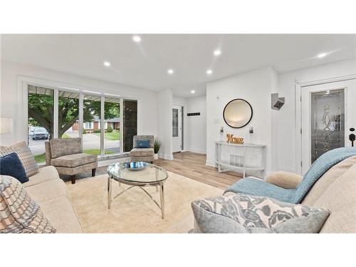 10 Mottistone Court, Brantford, ON - Indoor Photo Showing Living Room