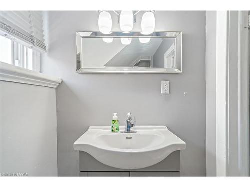 49 Jarvis Street, Brantford, ON - Indoor Photo Showing Bathroom